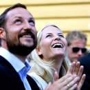 Kronprins Haakon og Kronprinsesse Mette-Marit i Grimstad (Foto: Gorm Kallestad / Scanpix)